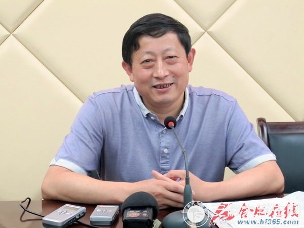 合肥市教育考试院院长陆昌云向新闻媒体通报2018中高考报名的具体情况