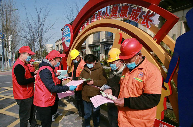 亳州“红马甲”宣传教育政策 助力城市创建