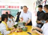亳州幼兒師范學校師生同過端午節 現場動手包粽子