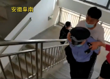 【2022安徽高考】阜阳民警背轮椅考生上三楼赴考