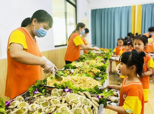 亳州三之三翡翠庄园幼儿园：自助餐“烹调”感恩佳肴